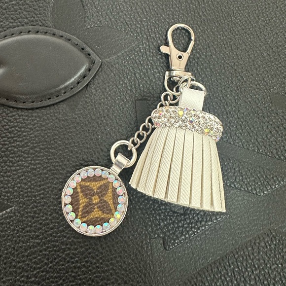 LV lux tassel & pendent keychain - Picture 2 of 3